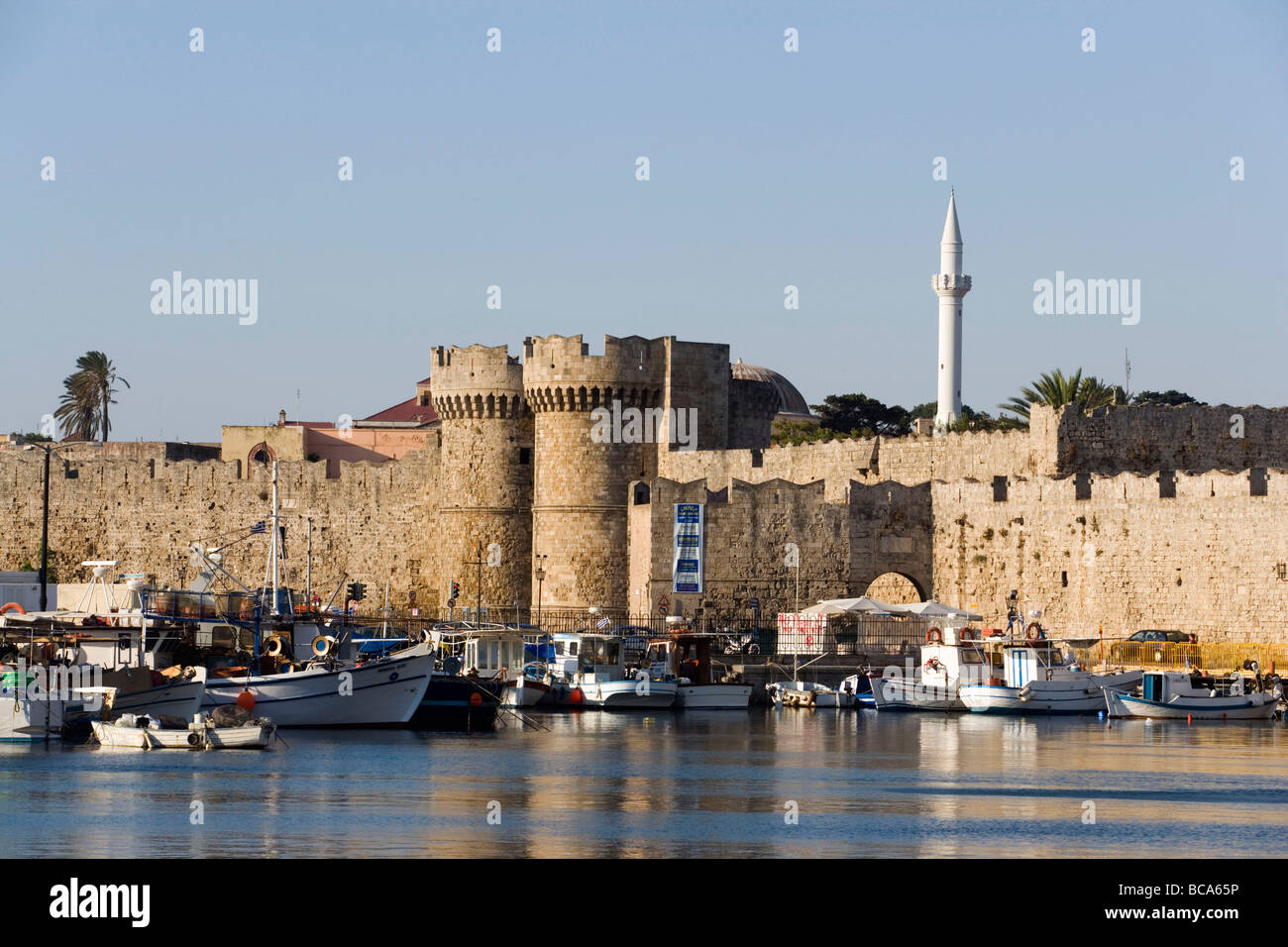 Vue sur le port d'Emboria Thalassini Gate (porte de la mer, construit 1502) Formulaire d'entrée du port d'Emborio, vieille ville médiévale de Rhodes Banque D'Images
