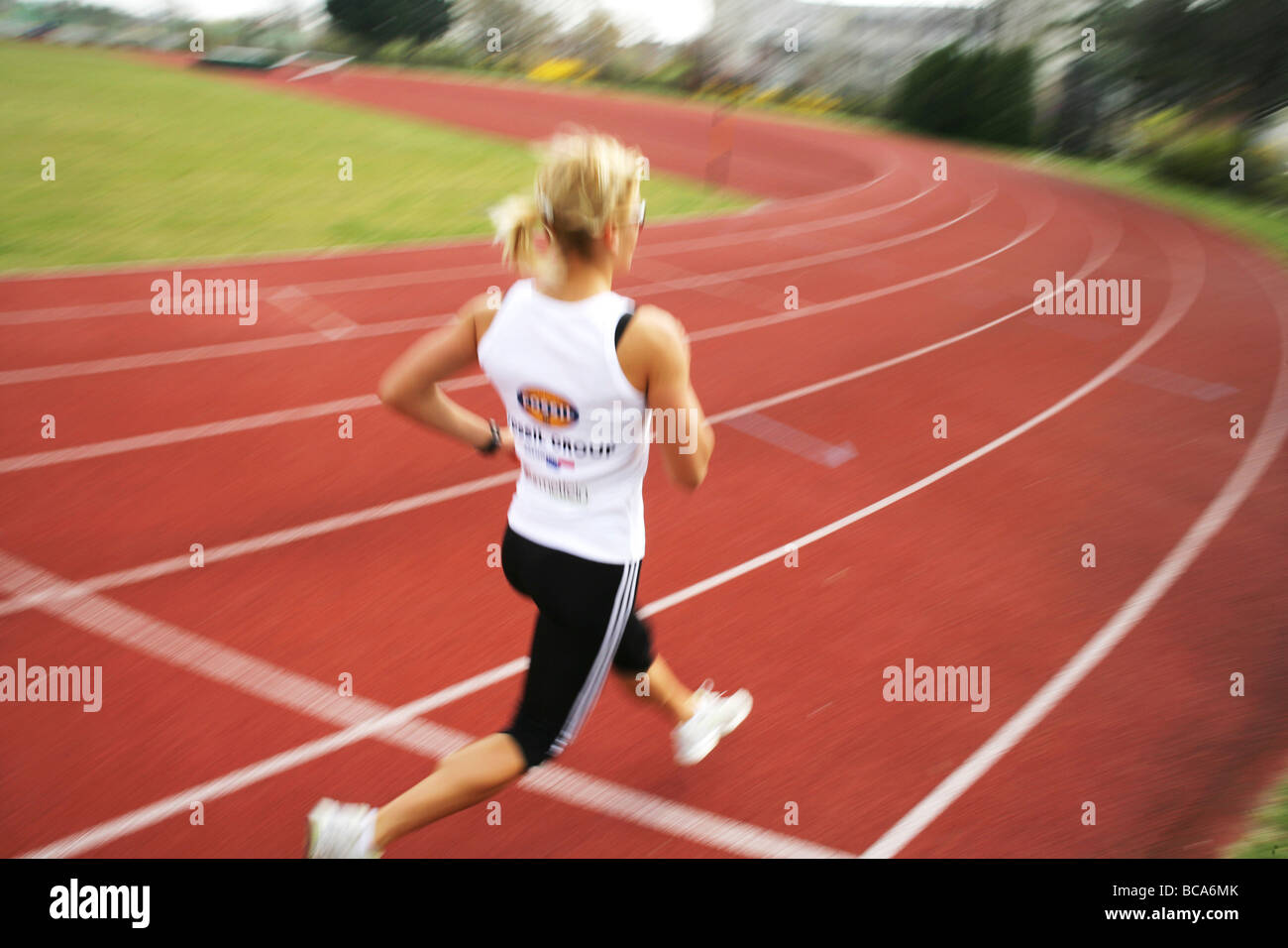 Woman runner sur piste cendrée, Carinthie, Autriche Banque D'Images