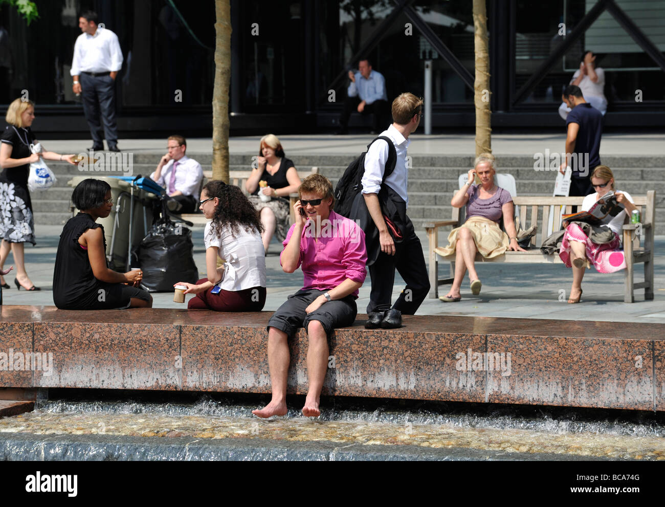 Ville de London les ouvriers prennent à l'extérieur sont au cours de leur pause déjeuner dans la canicule Banque D'Images