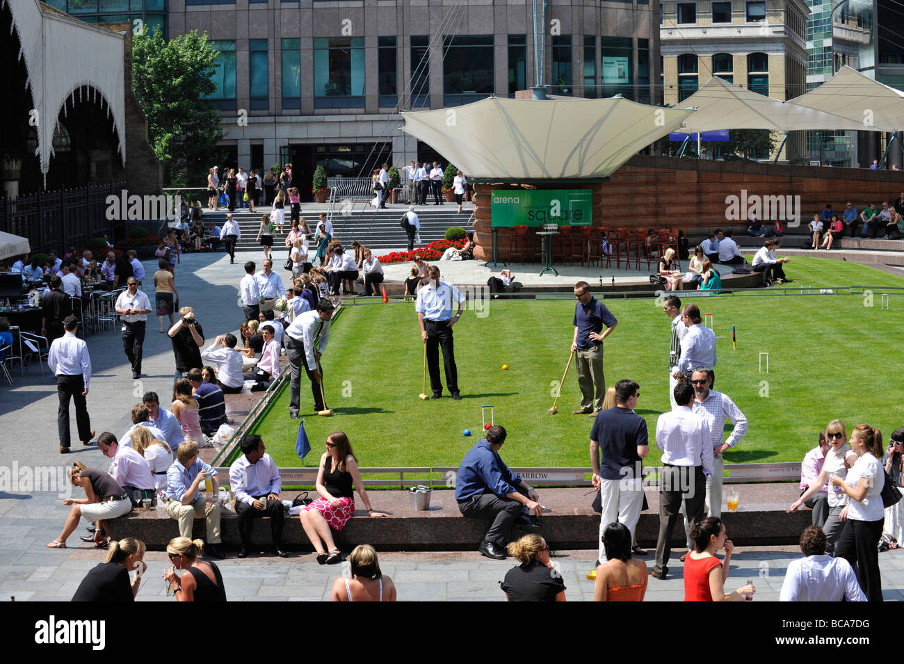 Ville de London les ouvriers prennent à l'extérieur sont au cours de leur pause déjeuner dans la canicule - croquet sur la pelouse de broadgate Banque D'Images