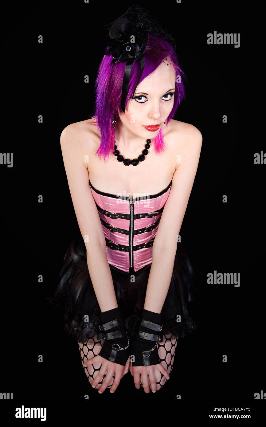 Prise de vue au grand angle d'un Emo Girl avec cheveux violet et rose Corset Banque D'Images