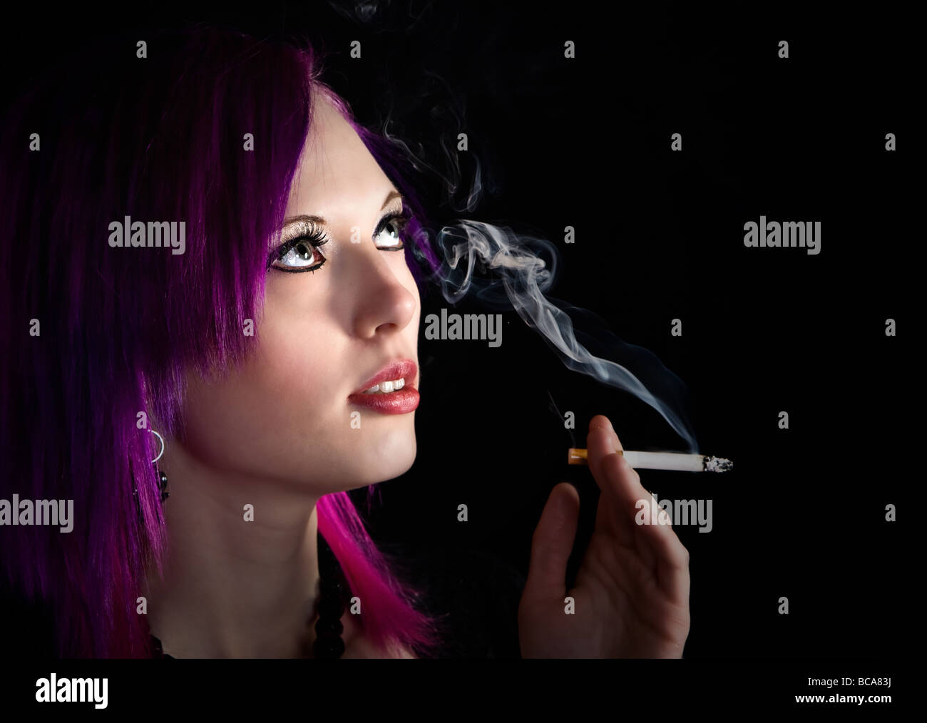 Autre adolescent fumer une cigarette Banque D'Images