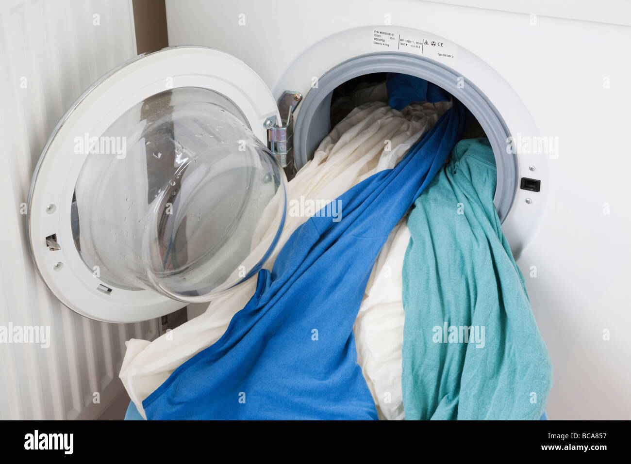Lave-linge à chargement frontal avec porte ouverte en vêtements Banque D'Images