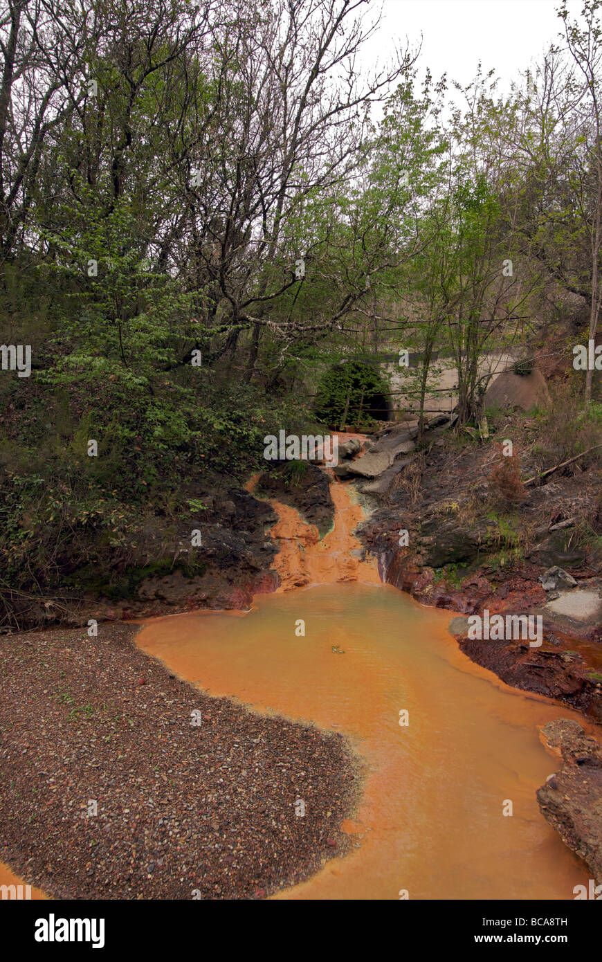 La coloration fer rivière polluantes eau Merse près de Scarlino, Toscane, Italie. Colline Metallifere. Banque D'Images