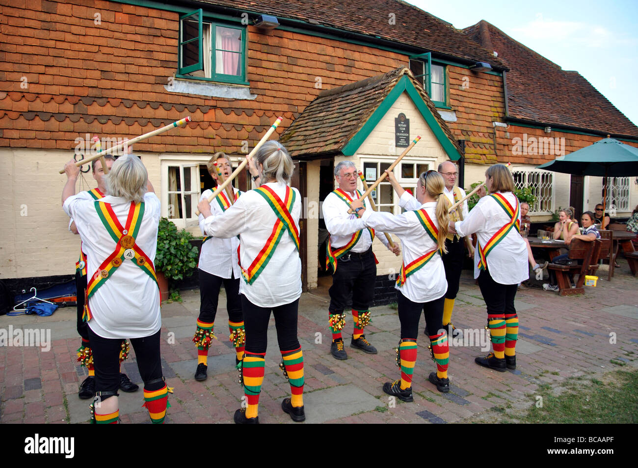 Morris dancing, le Parrot Inn, vert forêt, Surrey, Angleterre, Royaume-Uni Banque D'Images