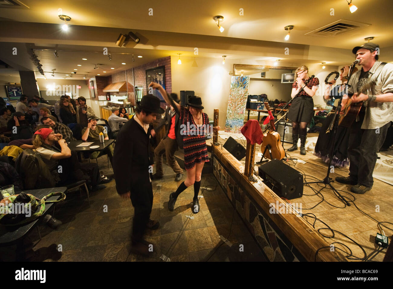 La musique alternative groupe jouant dans un bar à Vancouver British Columbia Canada Banque D'Images