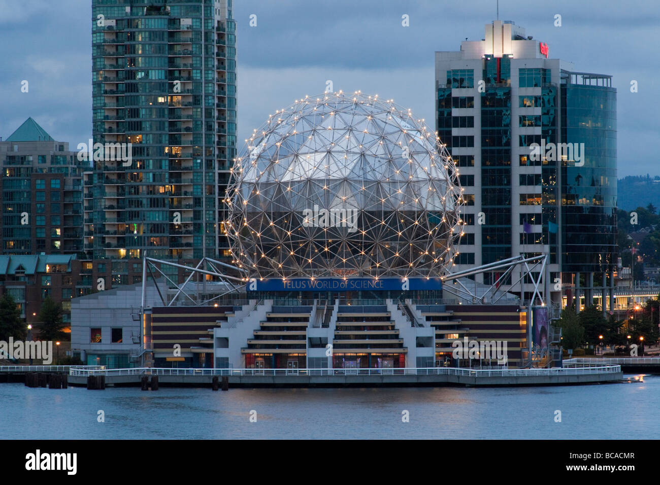 Vue sur False Creek et Telus World of Science par nuit, Vancouver, British Columbia, Canada Banque D'Images