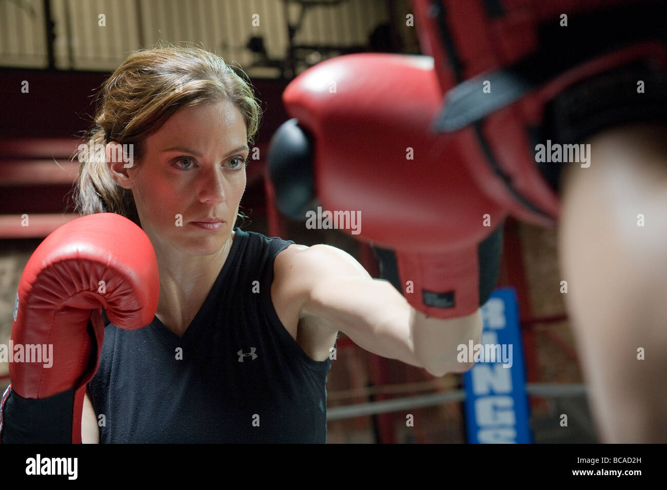 Boxer en collaboration avec son entraîneur. Banque D'Images