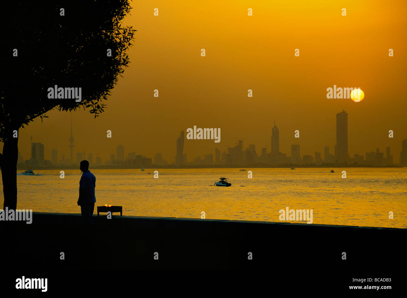 Coucher de soleil à côté de la mer.Vue sur la ville de Koweït. Banque D'Images