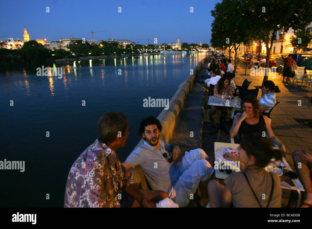 Vue d'un restaurant d'arab Torre del Oro en anglais Golden tower et la Cathédrale de Séville sur la rivière Guadalquivir à Triana n Banque D'Images