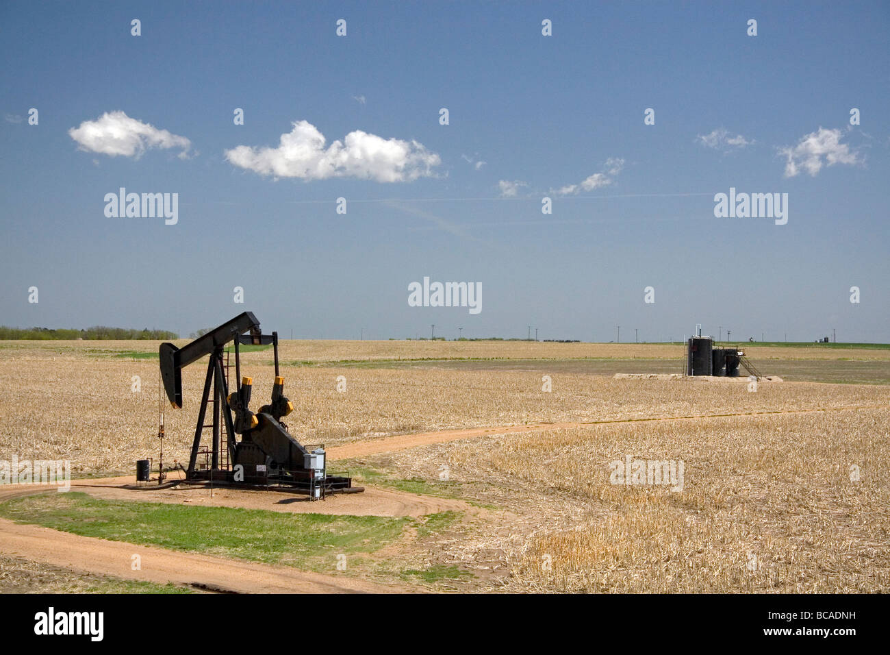 Pumpjack puits de pétrole dans le comté de Russell Kansas USA Banque D'Images