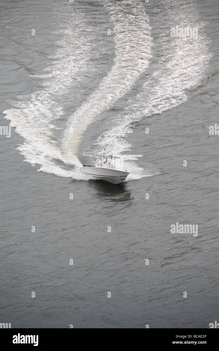 Bateau à moteur et service Banque D'Images