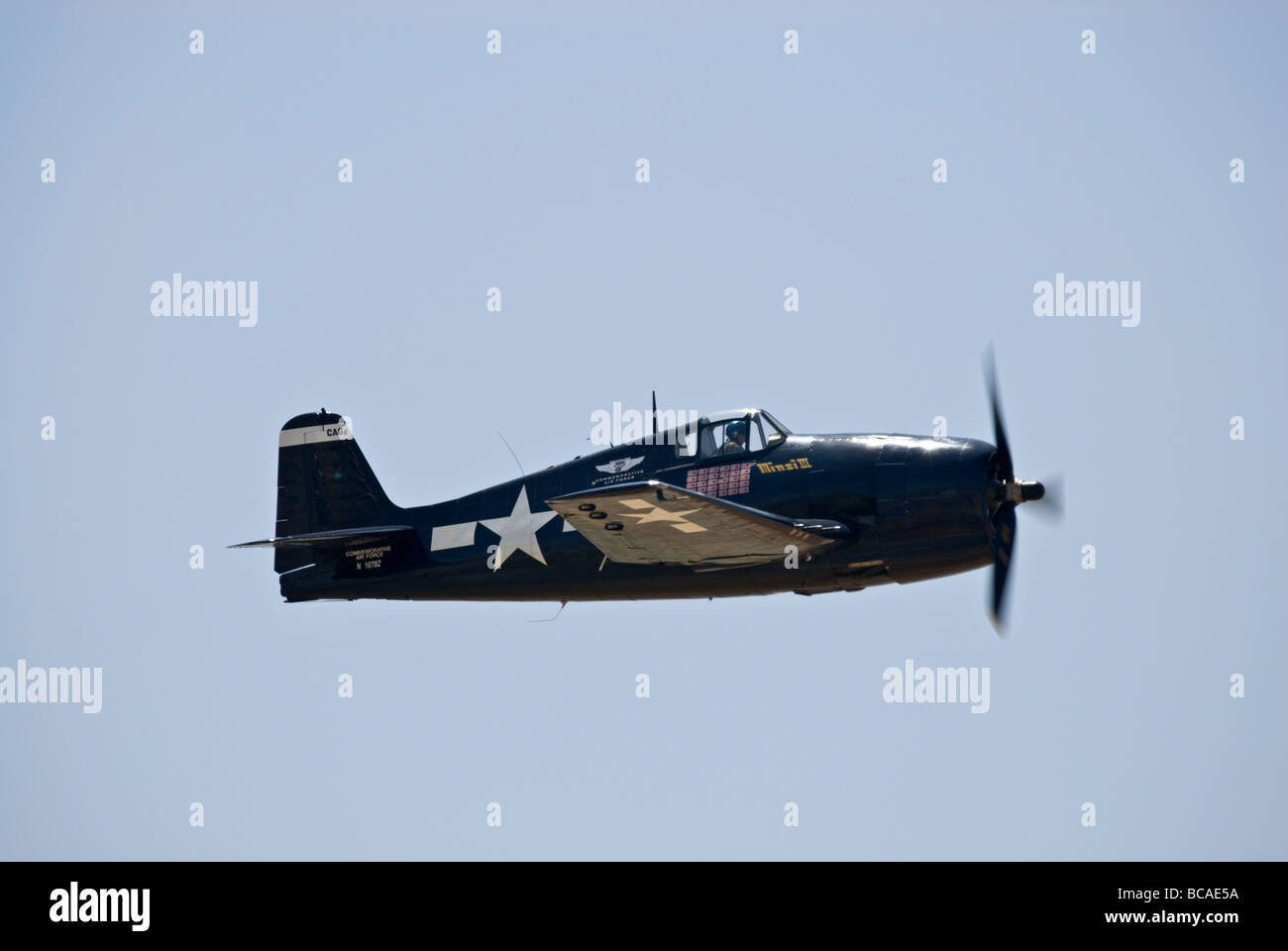 Un Grumman F6F Hellcat vole à un spectacle aérien. Banque D'Images