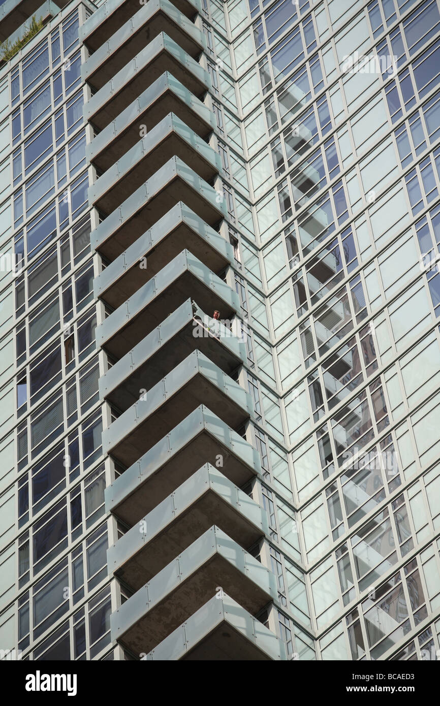 Fireman à plus de balcon d'une tour de Manhattan après un sauvetage d'une personne suicidaire qui ont endommagé l'enceinte de verre Banque D'Images