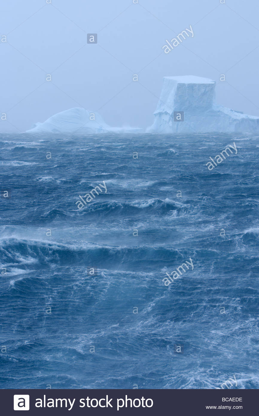 Spindrift se détache des vagues dans des coups de vent. Banque D'Images