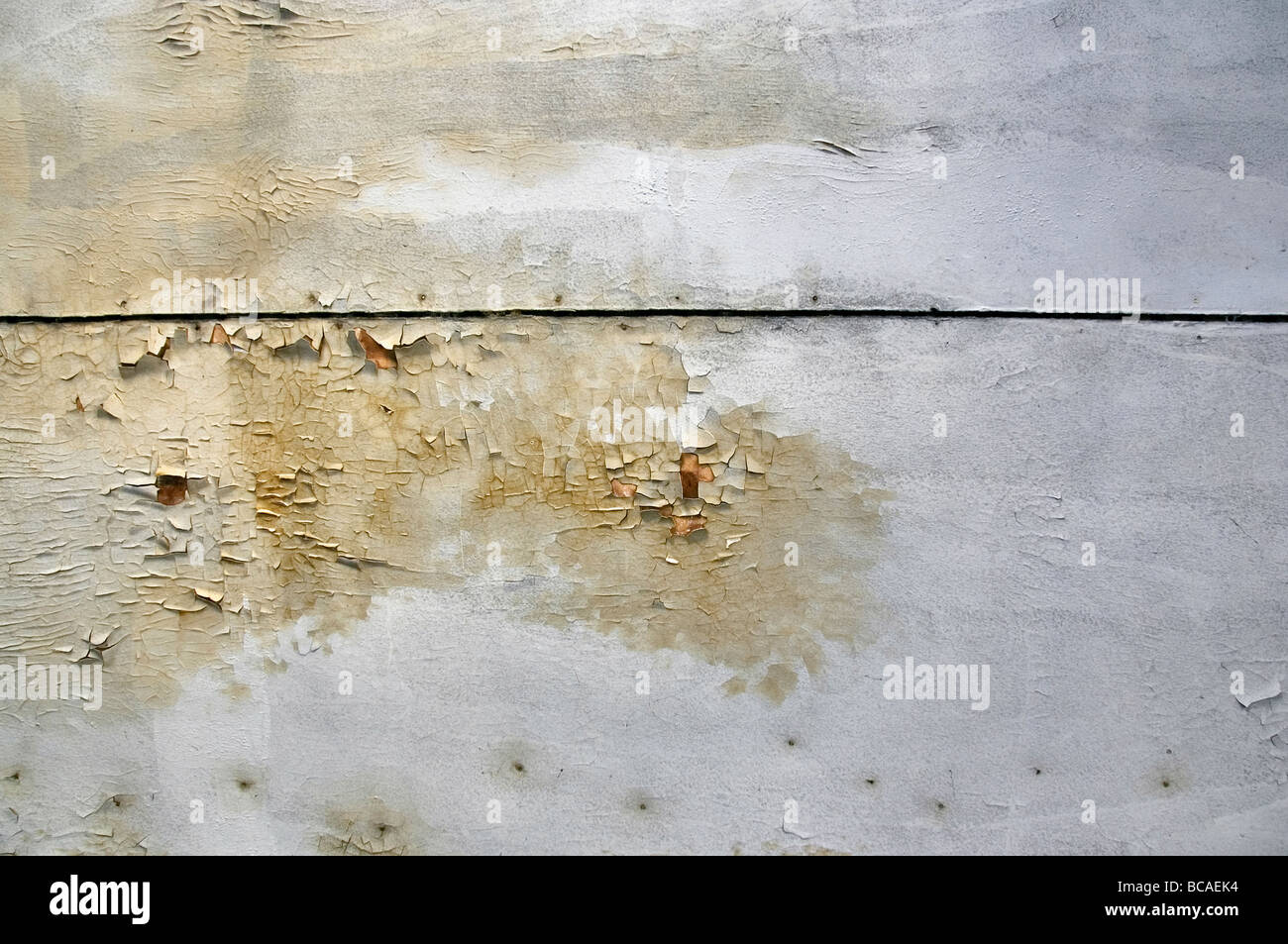 L'écaillage de la peinture, de la moisissure et les taches d'eau sur le plafond d'une maison abandonnée. Banque D'Images