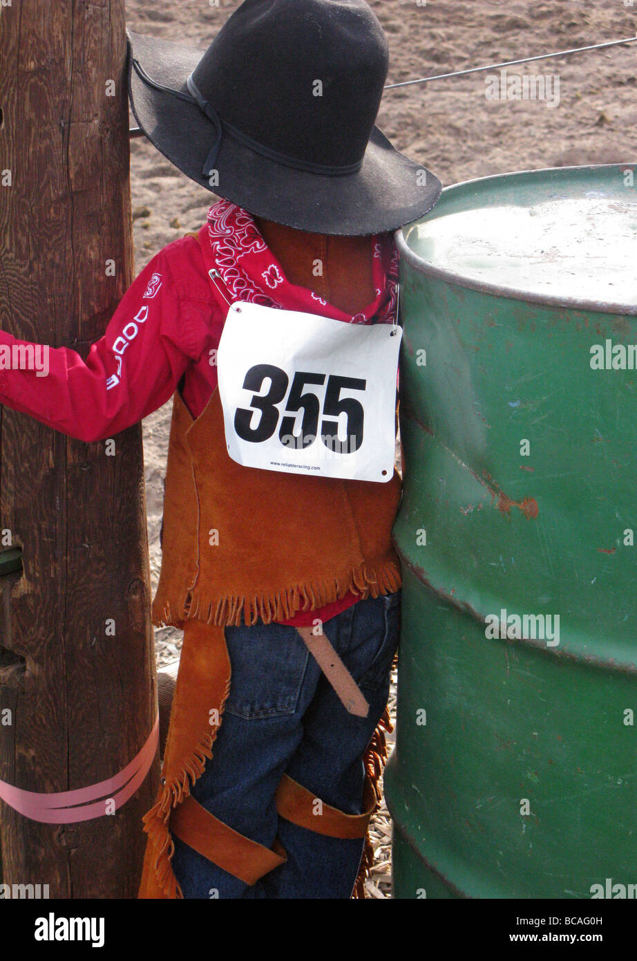 Petit cowboy regarder rodeo, Colorado, USA Banque D'Images