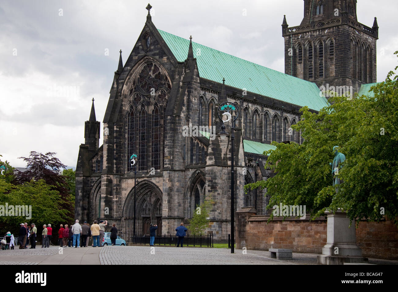 Un groupe de touristes visitant la cathédrale St Mungo, Glasgow, Glasgow Cathedral aka aka le Haut Kirk de Glasgow. Banque D'Images