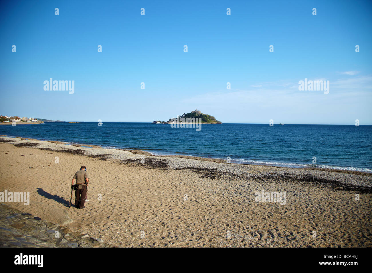 L'homme à l'aide de détecteur de métal sur la plage, St Michaels Mount, Marazion, Penzance, Cornwall, UK Banque D'Images