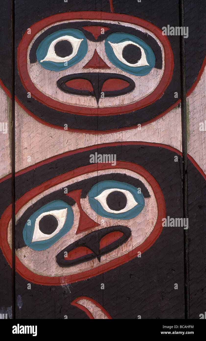 Le tlingit visages sculptés sur Shakes Chef Tribal House monument historique. Banque D'Images