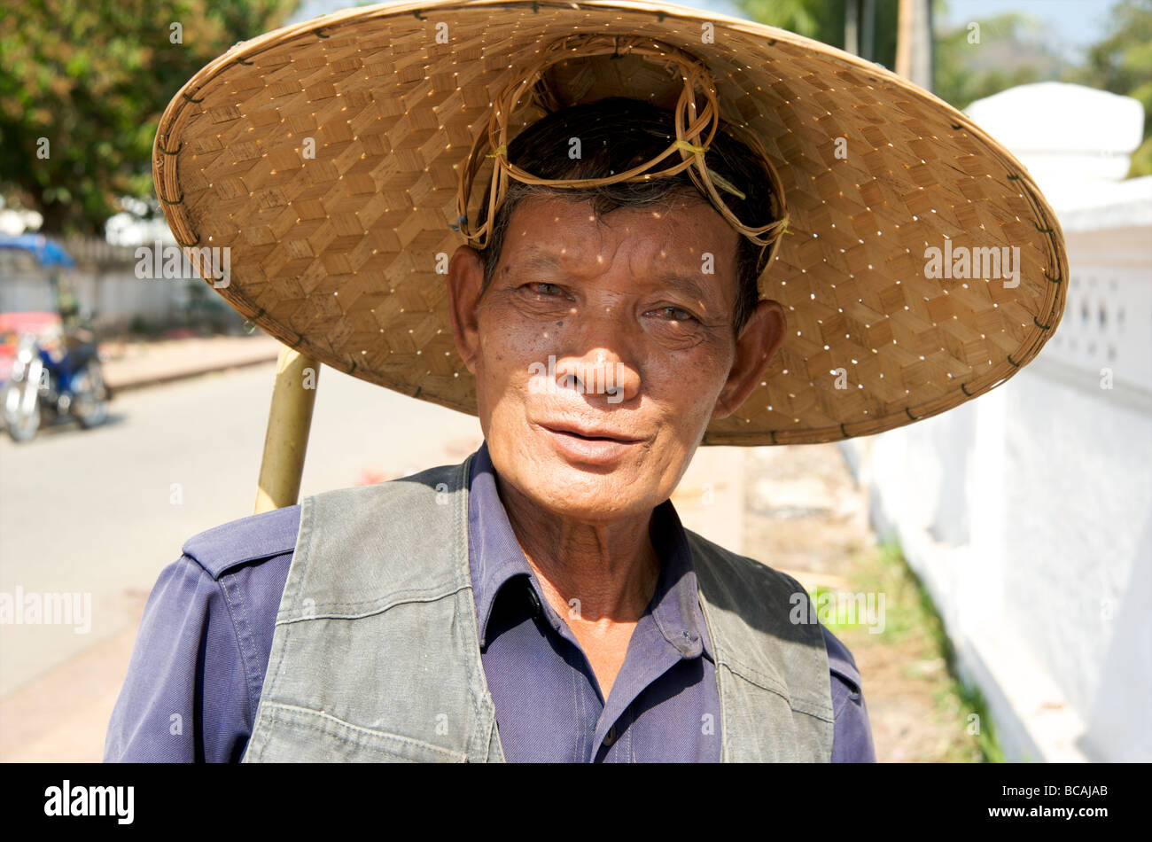 Homme lao portant chapeau de paille Banque de photographies et d'images à  haute résolution - Alamy