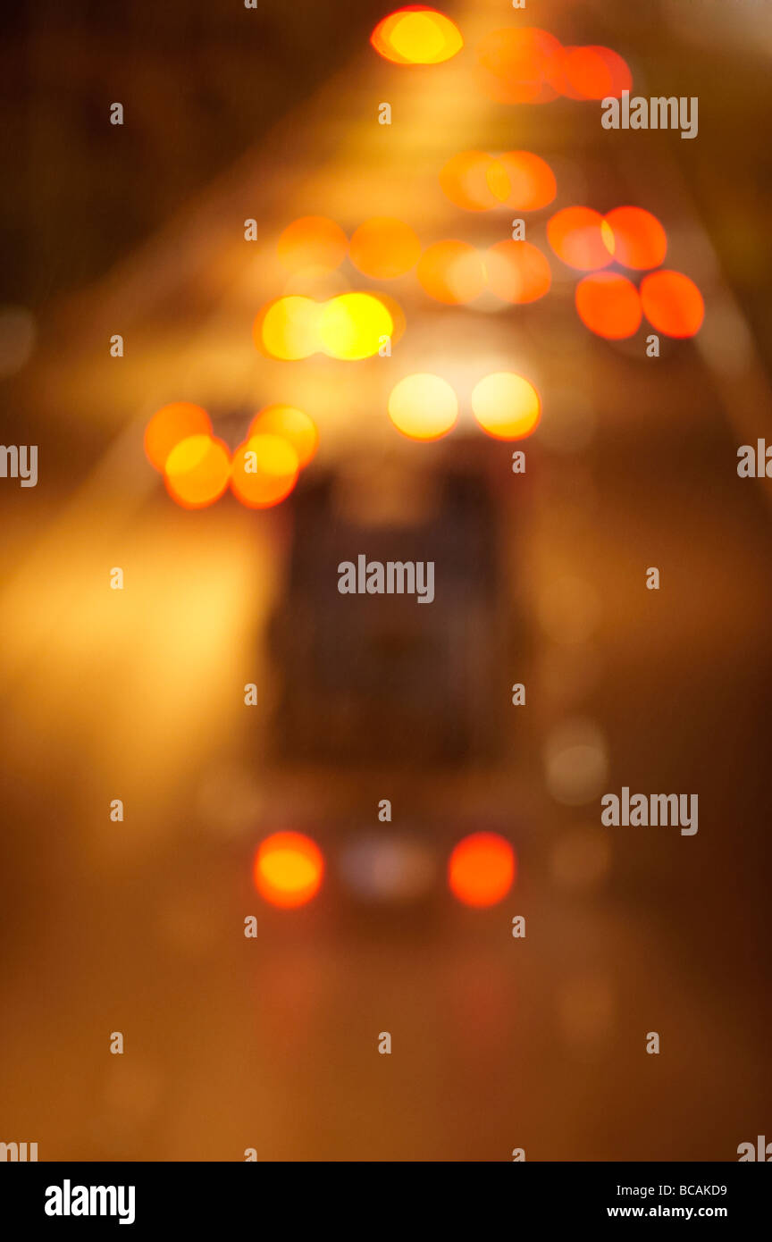 La circulation autoroutière nuit brouillée Banque D'Images