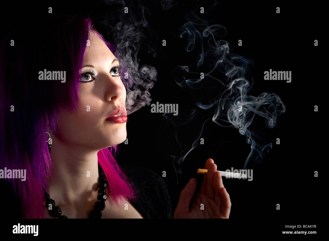 Autre adolescent fumer une cigarette Banque D'Images