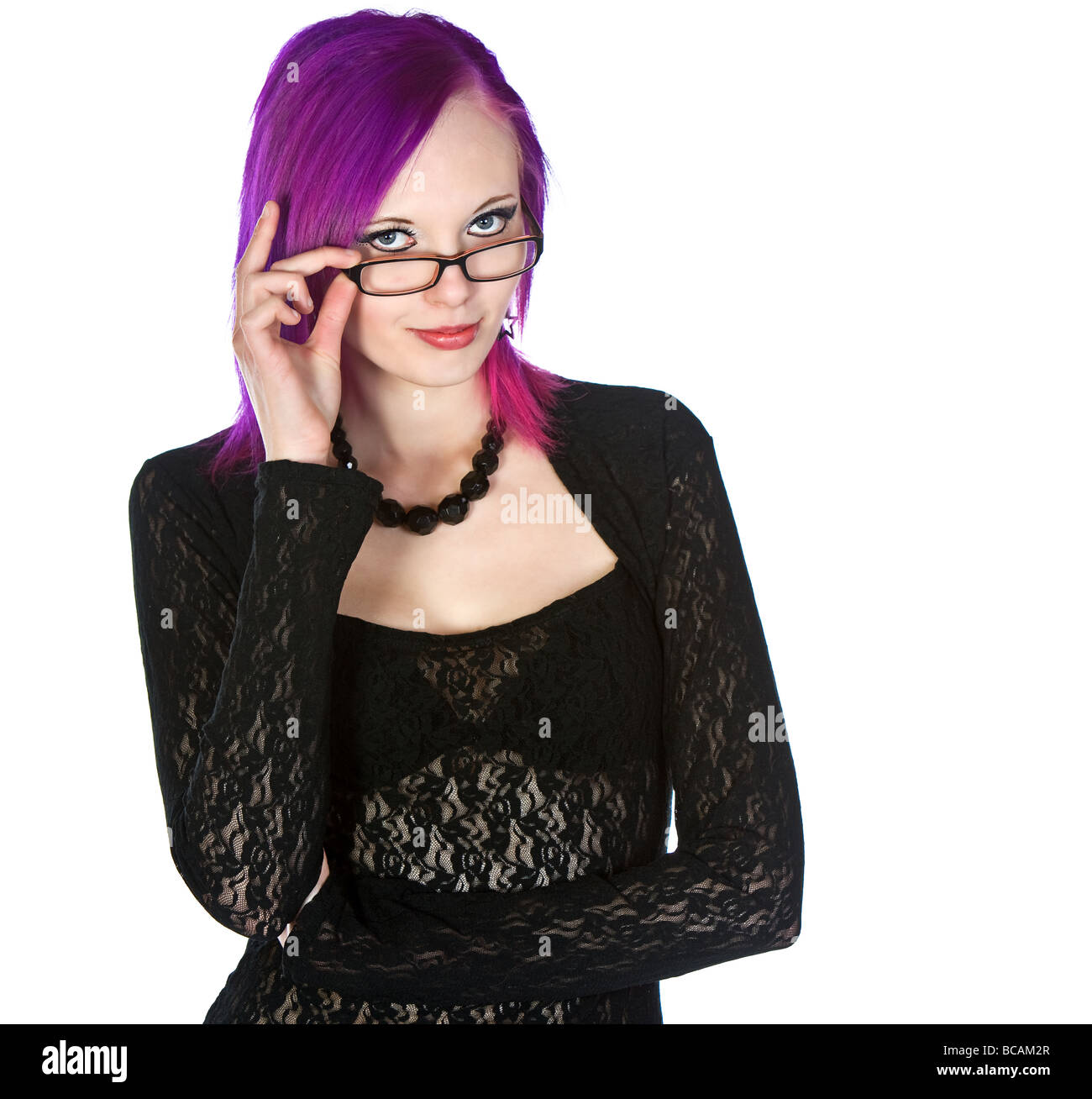 Jolie fille aux cheveux violets avec des lunettes Banque D'Images