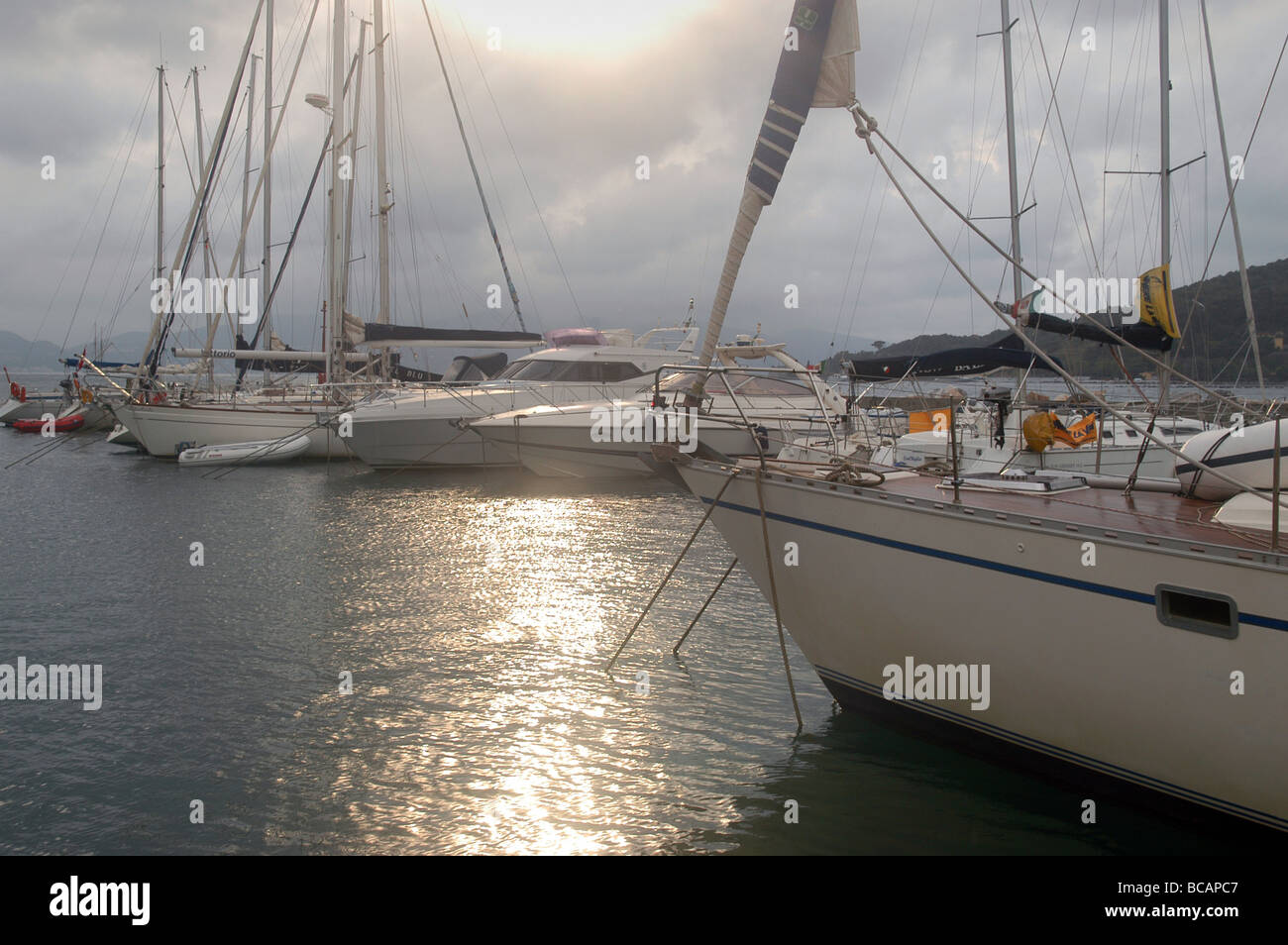 Portovenere (La Spezia), yachts dans le port touristique Banque D'Images