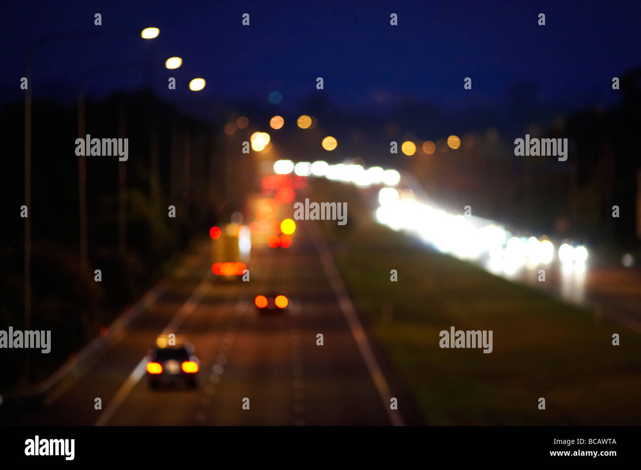 Nuit freeway traffic Banque D'Images