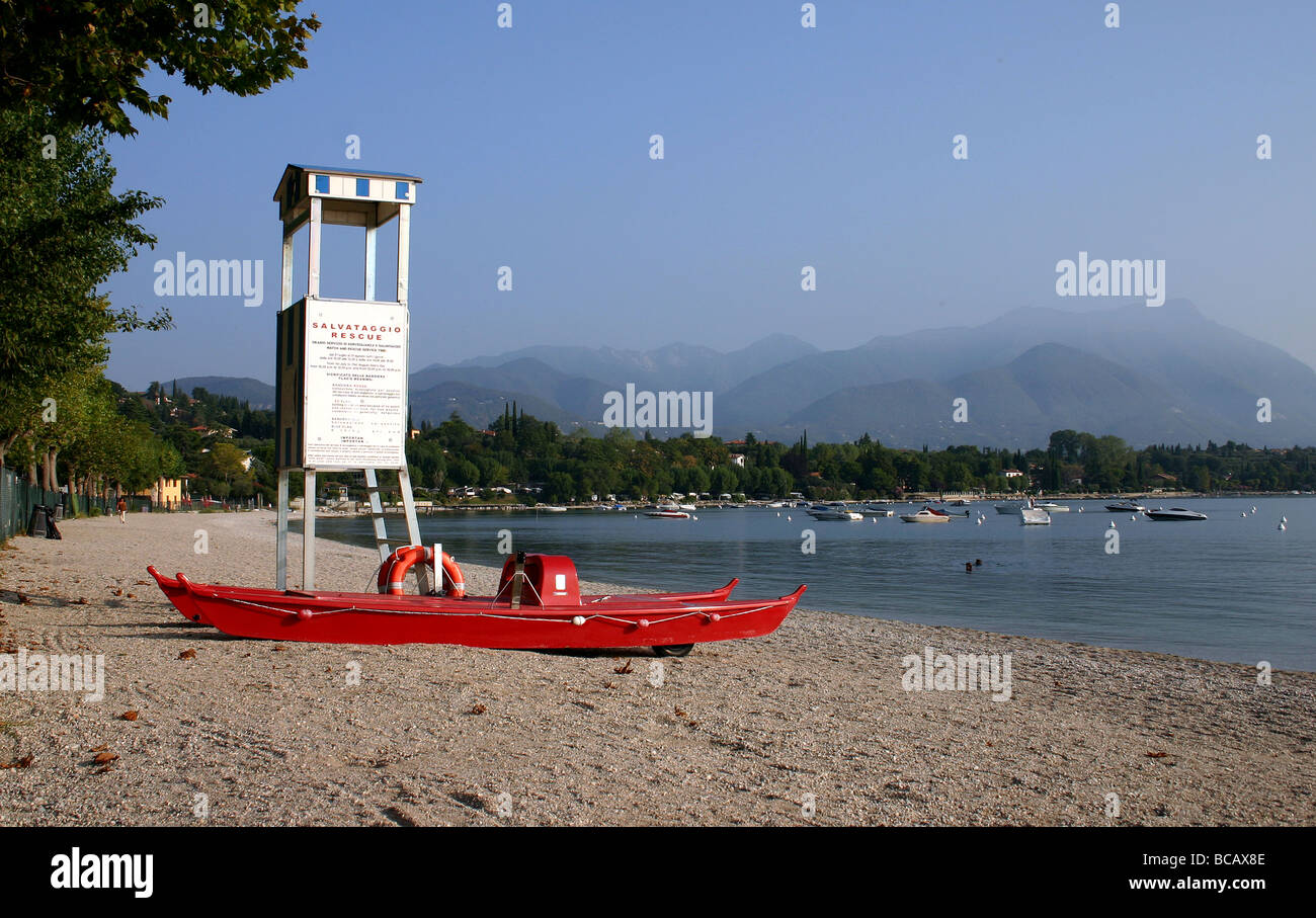 Bateau de sécurité à côté de la tour de garde et le lac de Garde en