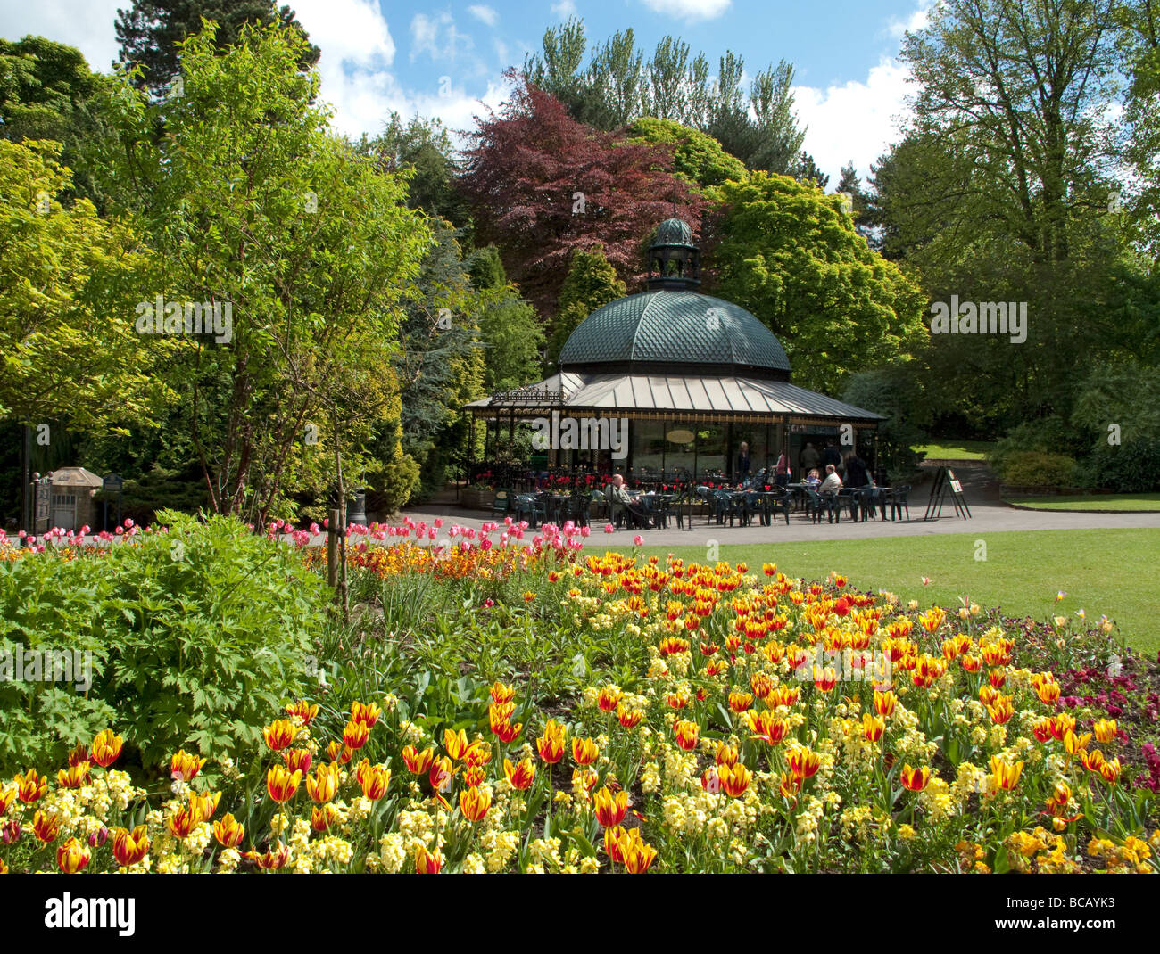 Harrogate Valley gardens cafe au printemps Yorkshire UK Banque D'Images