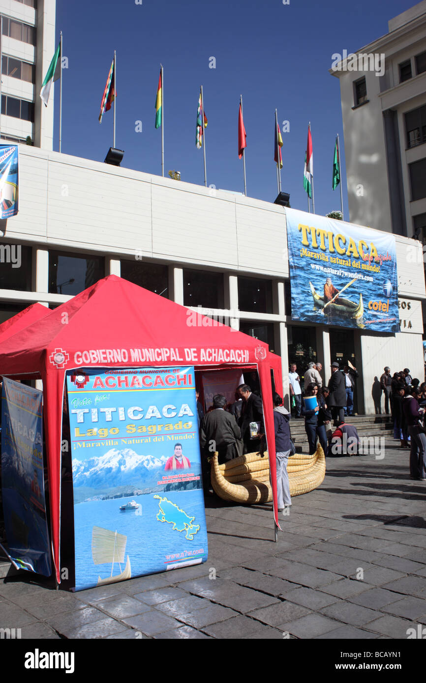 Stall pour inciter les gens à voter pour le lac Titicaca comme l'une des sept merveilles naturelles du monde, La Paz, Bolivie Banque D'Images