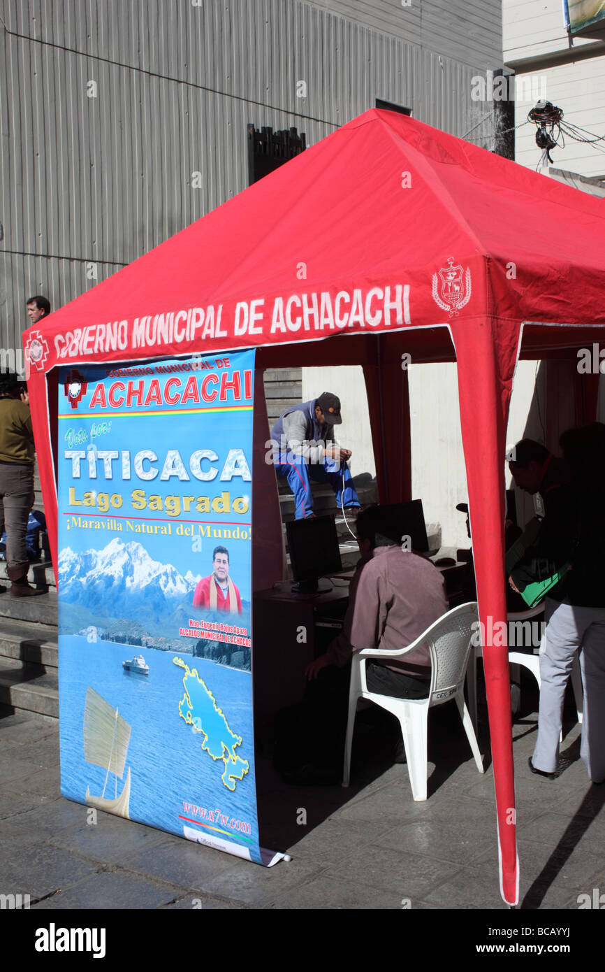 Stall pour inciter les gens à voter pour le lac Titicaca comme l'une des sept merveilles naturelles du monde, La Paz, Bolivie Banque D'Images
