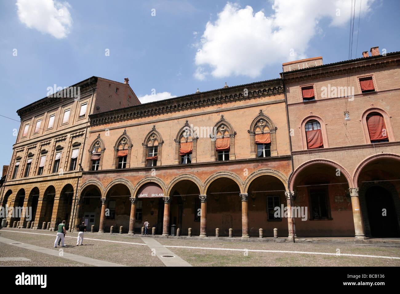 Le cher shopping arcades le long de via Farini qui abritent de nombreuses boutiques de vêtements de luxe bologne italie Banque D'Images