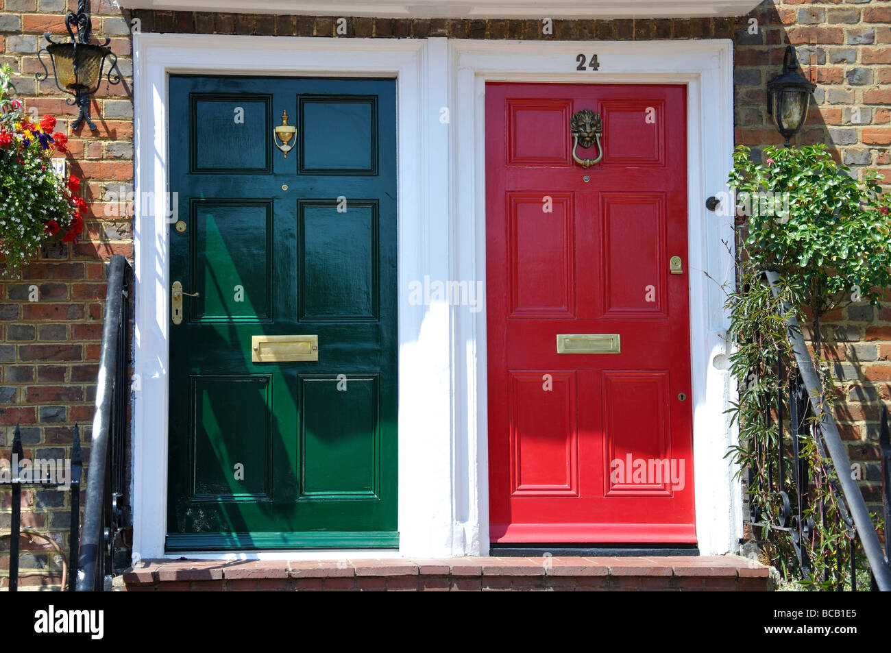 Portes colorées, High Street, Aylesford, Kent, Angleterre, Royaume-Uni Banque D'Images