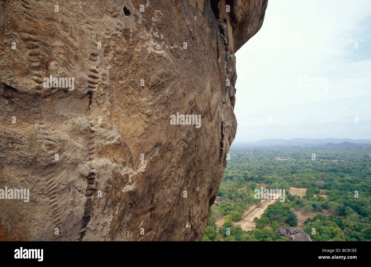 Marches creusées dans la falaise du Rocher du Lion de Sigiriya ancienne forteresse. Banque D'Images