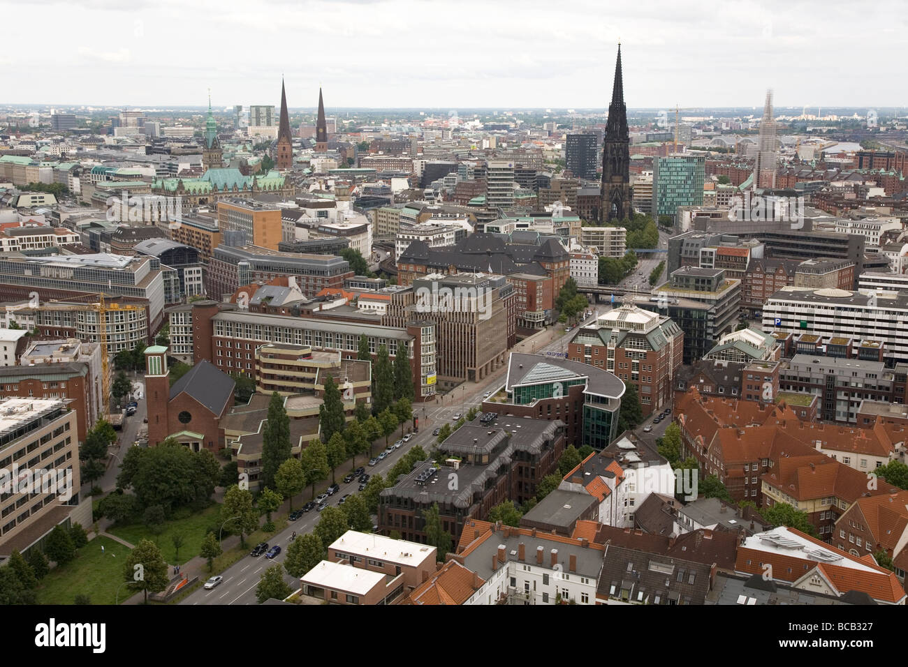 Les toits de Hambourg en Allemagne. La St Nicolas (NIKOLAI) église domine l'horizon. Banque D'Images