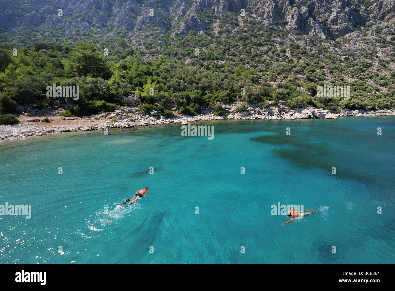 Les gens de la plongée libre dans les eaux claires de la mer Égée, dans le sud de la Turquie, de l'Europe Banque D'Images