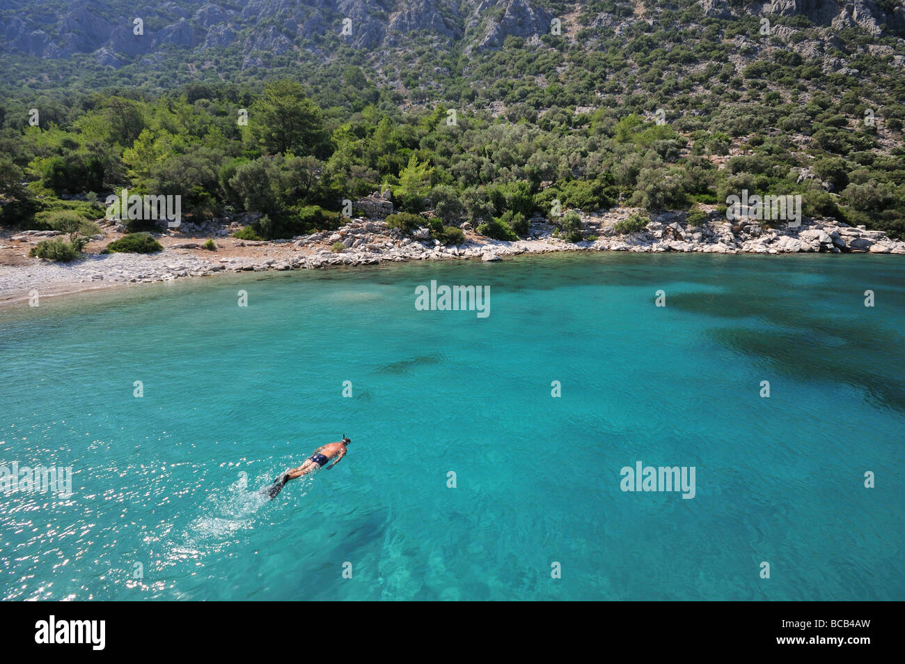 Les gens de la plongée libre dans les eaux claires de la mer Égée, dans le sud de la Turquie, de l'Europe Banque D'Images