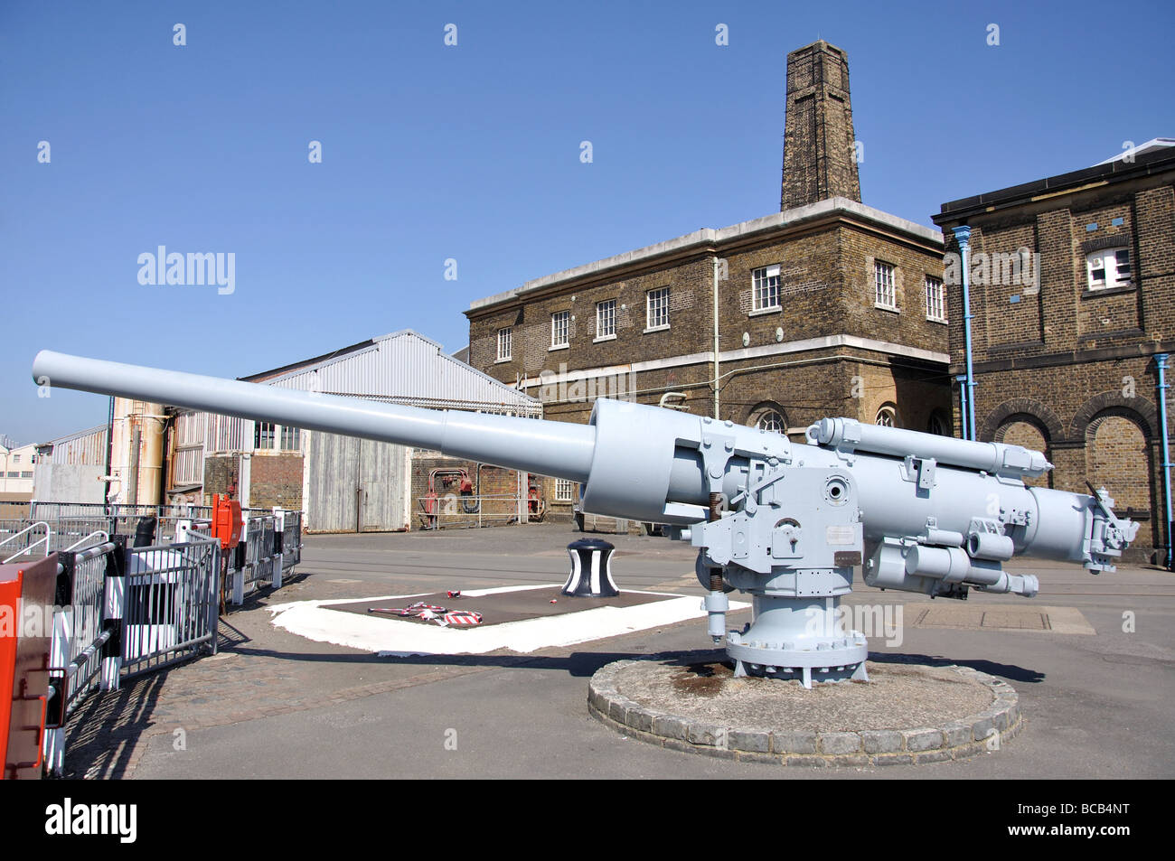 Vieux canon naval, Cran-gevrier, Chatham, Kent, Angleterre, Royaume-Uni Banque D'Images