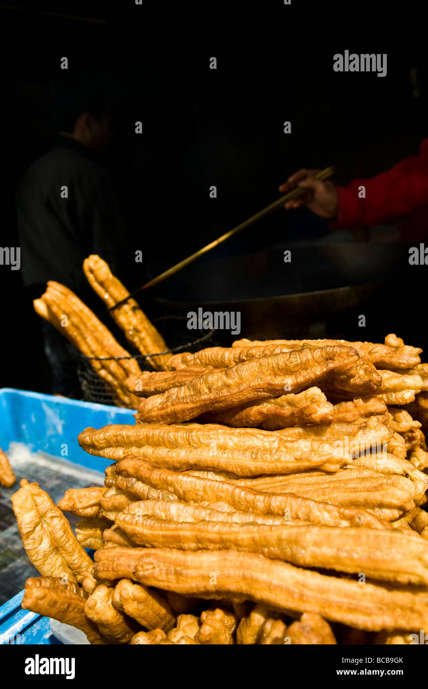 Vous tiao vous char kway ou yau ja Gwaii sont des noms locaux pour le pain chinois frit sont vendus dans toute la Chine Banque D'Images