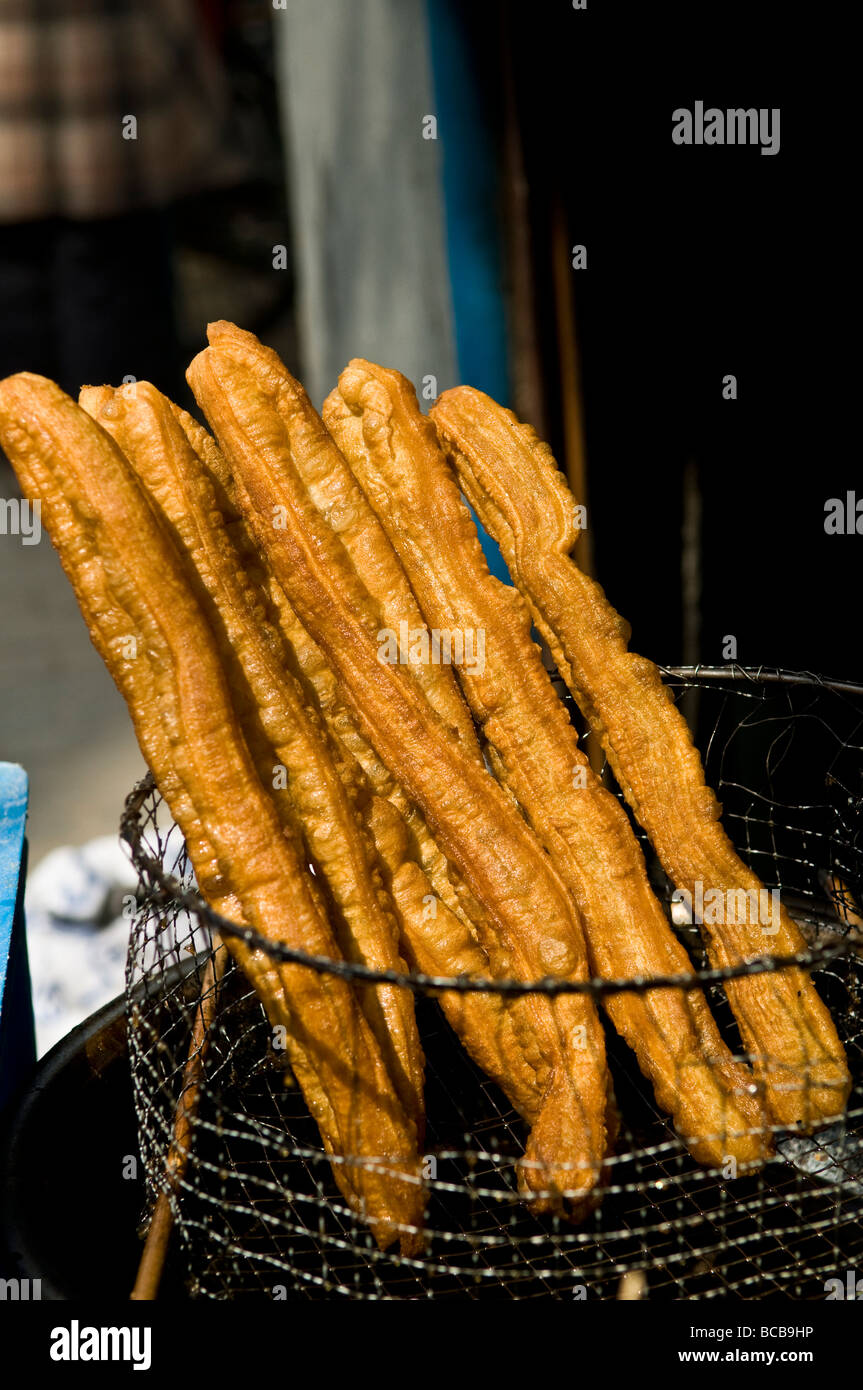 Vous tiao vous char kway ou yau ja Gwaii sont des noms locaux pour le pain chinois frit sont vendus dans toute la Chine Banque D'Images