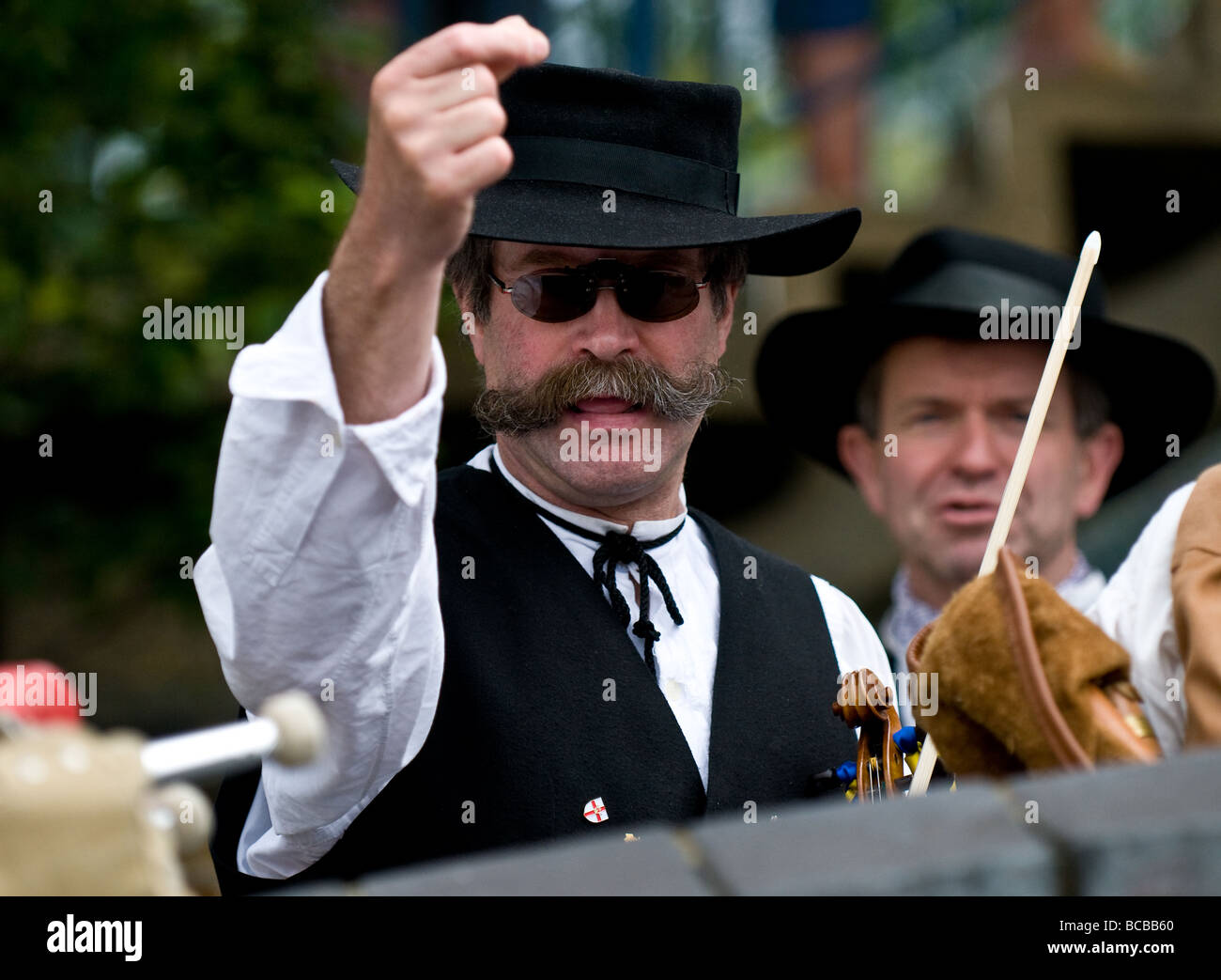 Un musicien français de l'gesticulant groupe folklorique chez nous en Nivernais à une fête folklorique dans l'Essex. Photo par Gordon Banque D'Images