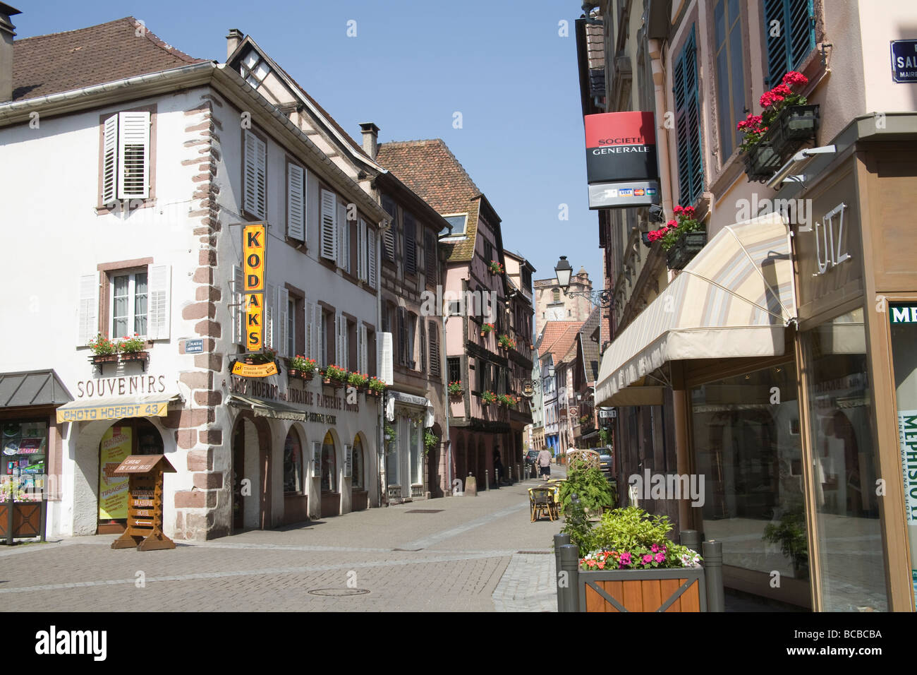 Ribeauville Alsace France UE rue étroite dans ce centre touristique populaire sur le sentier viticole Banque D'Images Ribeauville Alsace France UE rue étroite dans ce centre touristique populaire sur le sentier viticole Banque D'Images