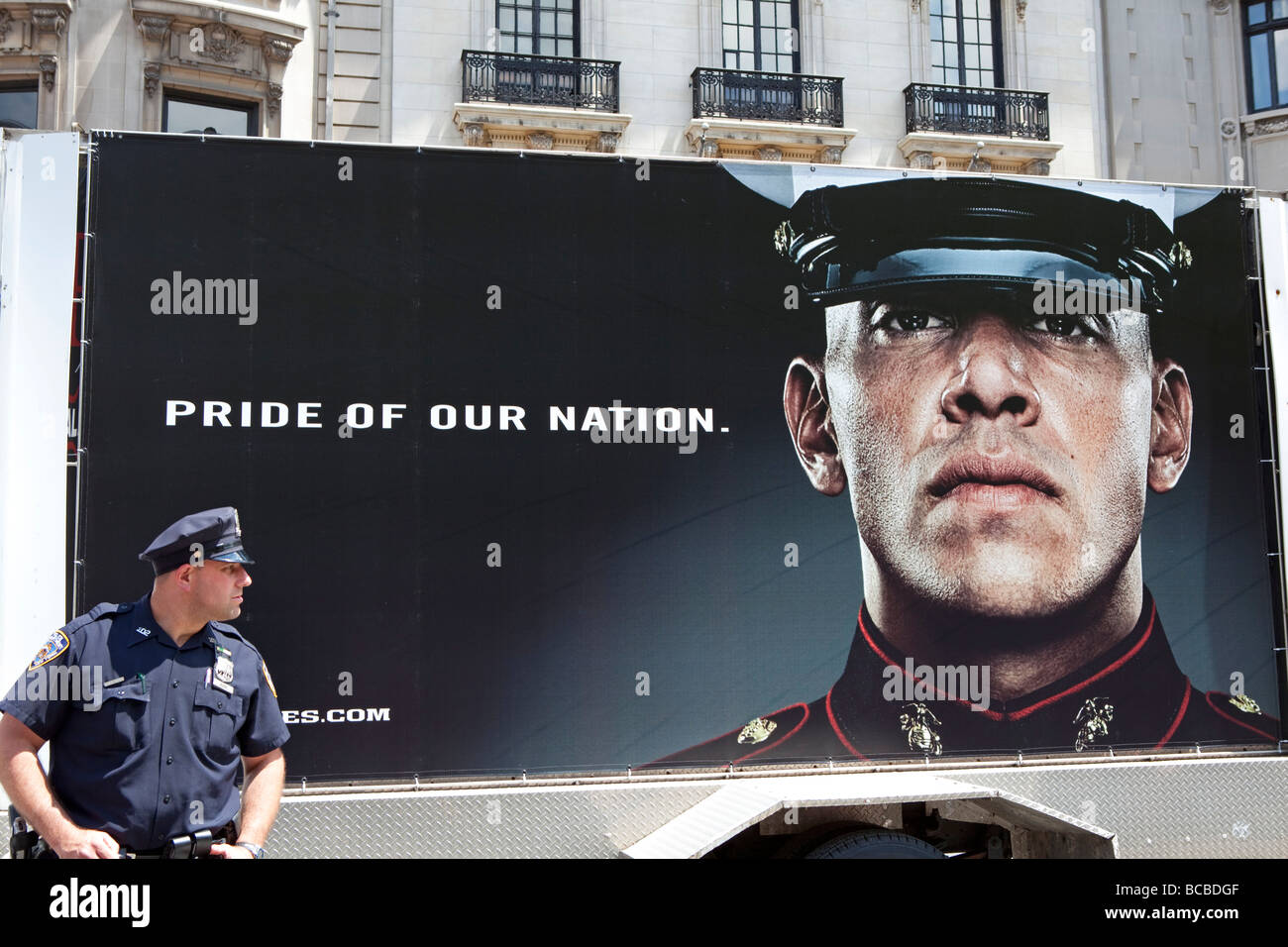 Agent de police avec un panneau de l'USA marines Banque D'Images