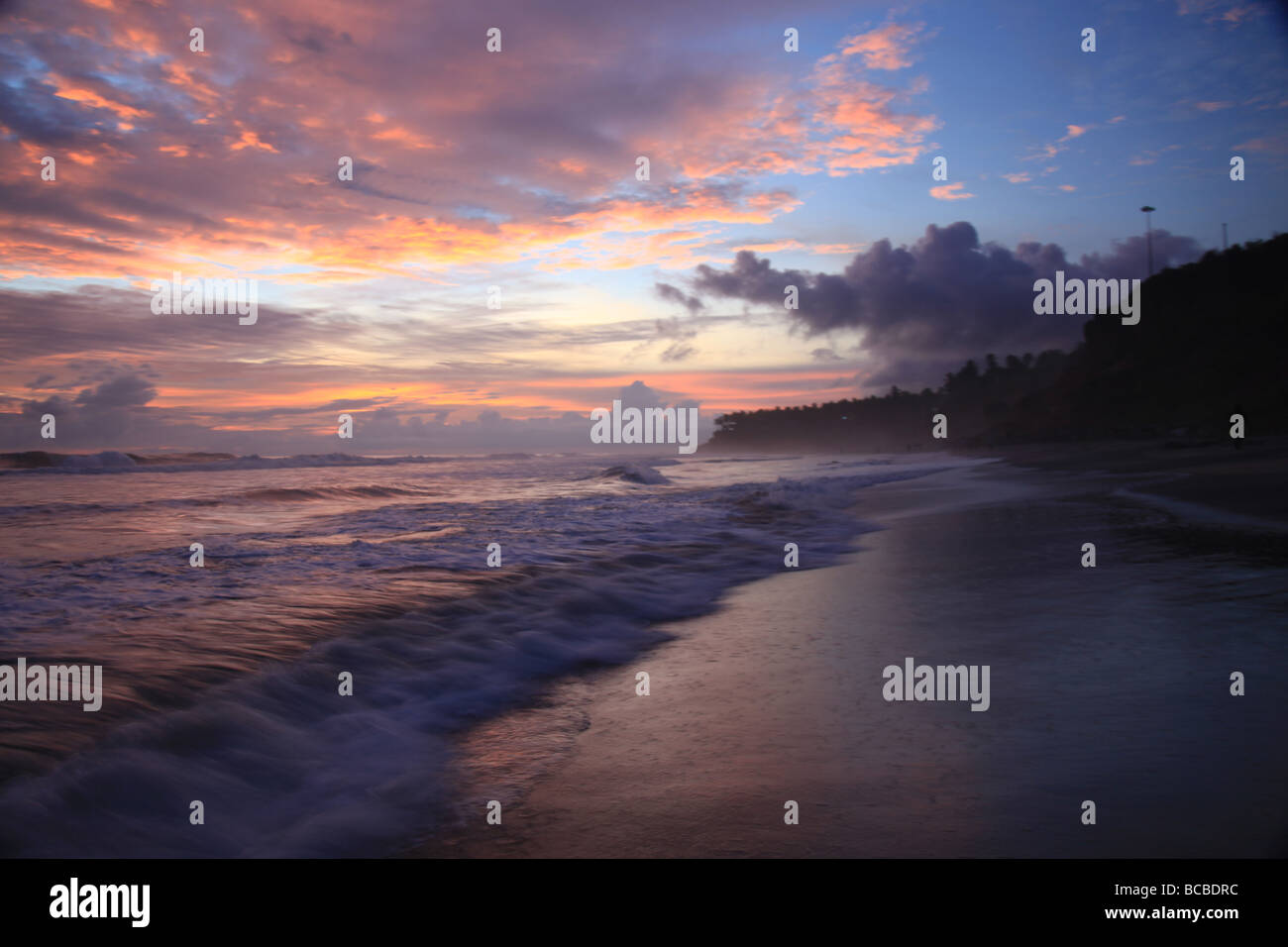 Un beau coucher de soleil sur la plage de Varkala, Thiruvananthapuram, Kerala, Inde. Banque D'Images