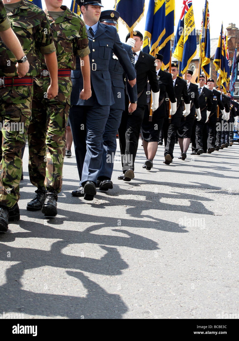 Les anciens combattants et le personnel militaire en service actif en marche la première British Armed Forces Day Parade dans l'Oxfordshire Wantage Banque D'Images
