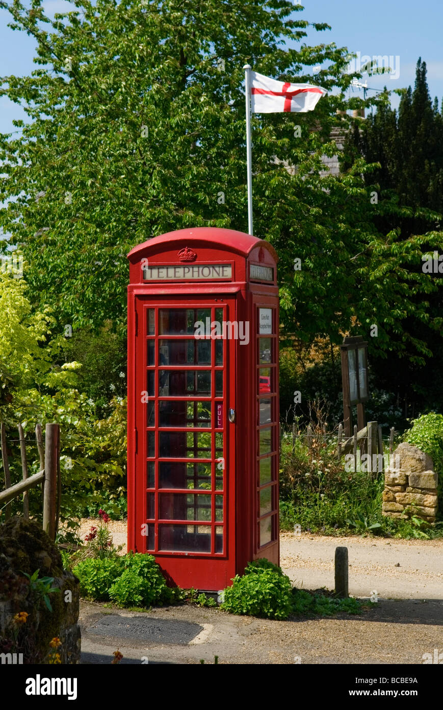 Vieux téléphone rouge fort au village de Rockingham Banque D'Images