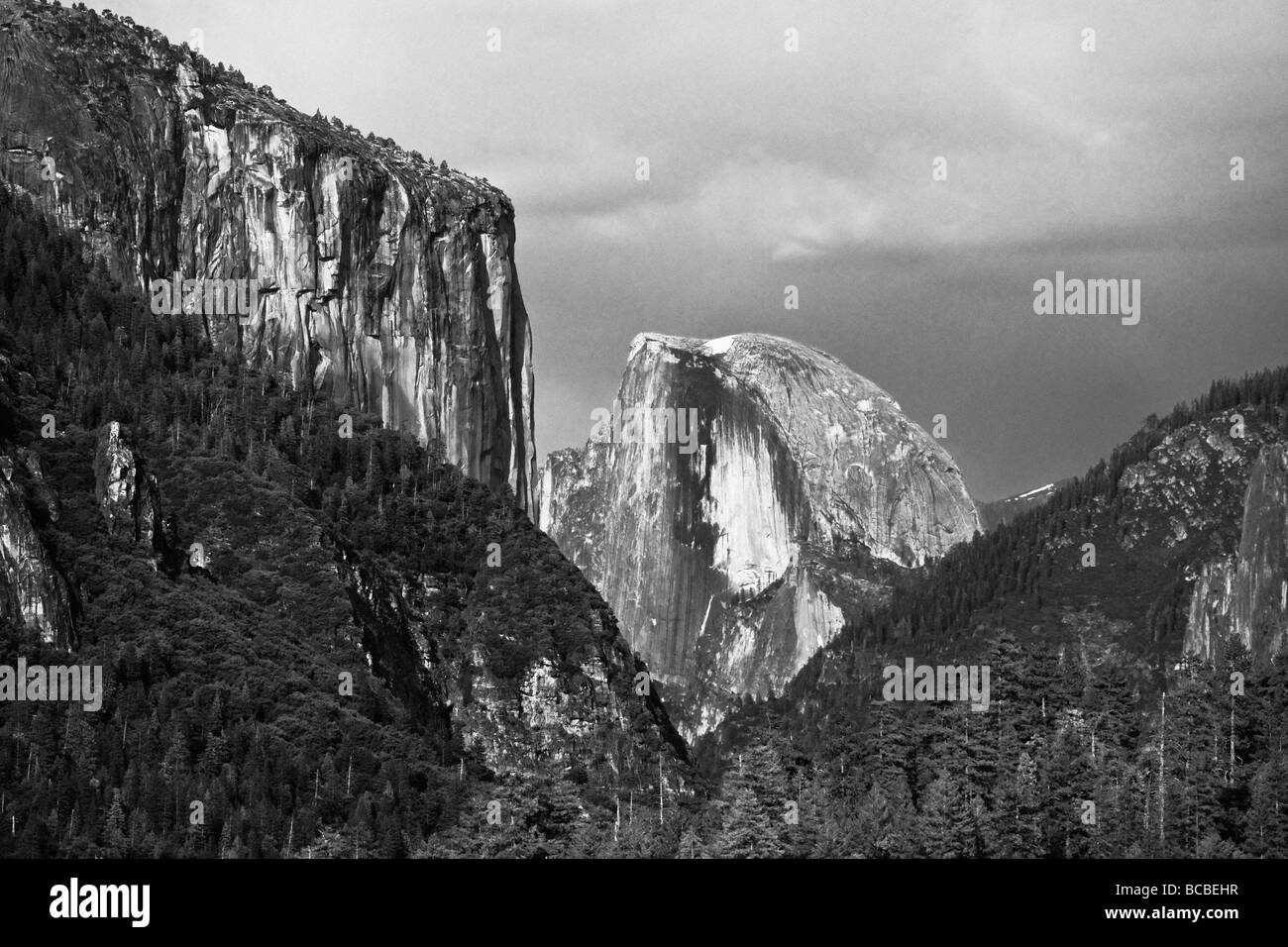 Une vue d'El Capitan et Half Dome à Yosemite. Banque D'Images